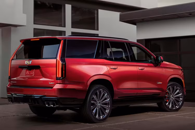 Giá xe Cadillac Escalade và Escalade-V 2025 sẽ được công bố và bán ra vào cuối năm nay. Escalade 2024 hiện tại có giá khởi điểm là 112.690 Đô kèm theo các khoản phụ phí khác.