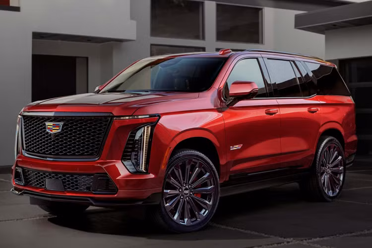  Cadillac Escalade 2025 mới bản chạy xăng trông rất giống với phiên bản chạy điện vì nó đã thừa hưởng những phần đèn chiếu sáng từ phiên bản IQ và các mẫu Caddy EV khác như Celestiq và Lyriq.