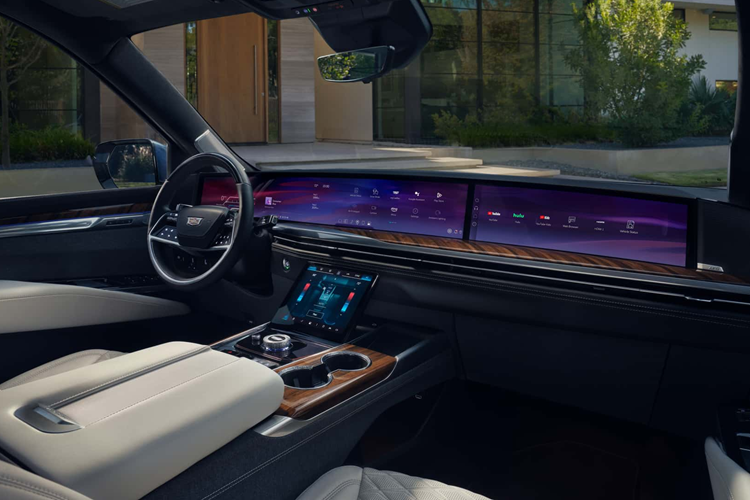 Xe được trang bị tiện ích Apple CarPlay và Android Auto không dây và hành khách ở hàng ghế thứ hai thậm chí còn có quyền truy cập vào màn hình cảm ứng 12,6 inch với gói Executive Second Row tùy chọn được trang bị.