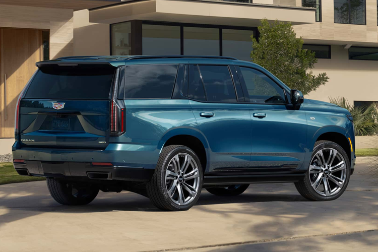 Xe được trang bị bộ mâm 24 inch lần đầu tiên có mặt trên Escalade chạy xăng nhưng bộ xe 22 inch vẫn là trang bị tiêu chuẩn. Xe được trang bị bộ mâm xe mới với các màu sơn tươi mới như xanh Aegean Stone, Xanh Deep Sea metallic hoặc màu đồng nhạt Latte metallic.