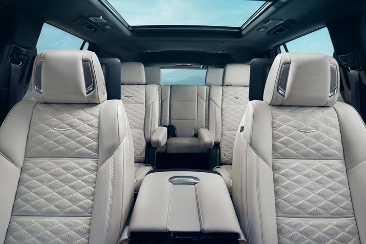 Escalade 2025 còn được trang bị động cơ V8 62 lít tạo ra công suất 420 mã lực và mô-men 624 Nm. Xe được trang bị hộp số tự động 10 cấp. Escalade-V vẫn có động cơ V8 6.2 lít siêu nạp, tạo ra công suất 682 mã lực và mô-men xoắn 926 Nm.