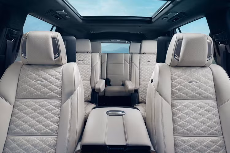 Escalade 2025 còn được trang bị động cơ V8 62 lít tạo ra công suất 420 mã lực và mô-men 624 Nm. Xe được trang bị hộp số tự động 10 cấp. Escalade-V vẫn có động cơ V8 6.2 lít siêu nạp, tạo ra công suất 682 mã lực và mô-men xoắn 926 Nm.