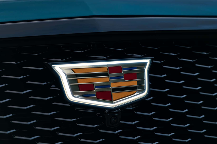 Escalade-V cũng nhận được một số nâng cấp dành riêng cho biến thể hiệu năng cao với phần mặt trước hầm hố hơn và có lưới tản nhiệt lớn hơn phía dưới để giúp tăng khả năng làm mát của xe.