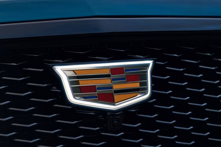 Escalade-V cũng nhận được một số nâng cấp dành riêng cho biến thể hiệu năng cao với phần mặt trước hầm hố hơn và có lưới tản nhiệt lớn hơn phía dưới để giúp tăng khả năng làm mát của xe.