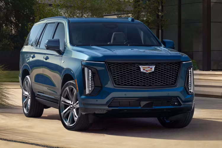Phần đèn của chiếu xe SUV Cadillac Escalade 2025 sáng dọc với các điểm nhấn bằng đèn LED tô điểm cho từng góc của cản xe, logo Cadillac trên mui xe được viền phát sáng và trên các mẫu xe V-Series trở lên thì có cả viền lưới tản nhiệt cũng được chiếu sáng.