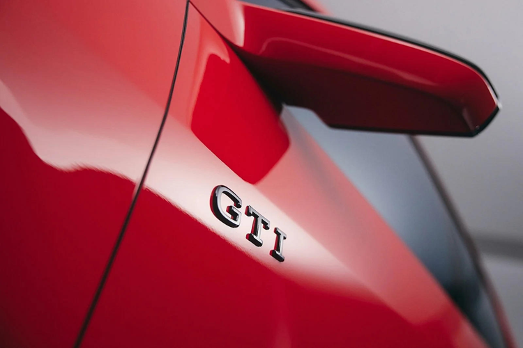 Dựa trên nền tảng mẫu ID. 2all, đây sẽ là thế hệ thứ 9 của dòng xe ra mắt lần đầu năm 1975 và hãng xe Đức quyết tâm giữ nguyên công thức truyền thống bao gồm dẫn động cầu trước tích hợp bộ khóa trục trước.