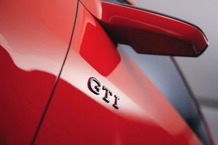 Dựa trên nền tảng mẫu ID. 2all, đây sẽ là thế hệ thứ 9 của dòng xe ra mắt lần đầu năm 1975 và hãng xe Đức quyết tâm giữ nguyên công thức truyền thống bao gồm dẫn động cầu trước tích hợp bộ khóa trục trước.