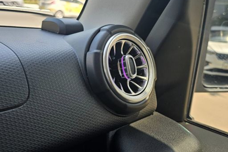 Về trang bị an toàn, Suzuki Jimny sẽ sở hữu hàng loạt tính năng hỗ trợ lái như: chống bó cứng phanh, cân bằng điện tử, hỗ trợ lên dốc, hỗ trợ xuống dốc và hệ thống 6 túi khí...