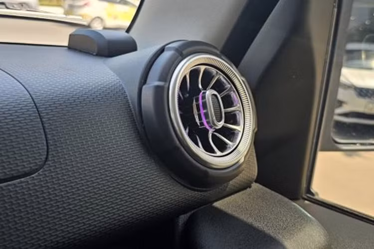 Về trang bị an toàn, Suzuki Jimny sẽ sở hữu hàng loạt tính năng hỗ trợ lái như: chống bó cứng phanh, cân bằng điện tử, hỗ trợ lên dốc, hỗ trợ xuống dốc và hệ thống 6 túi khí...