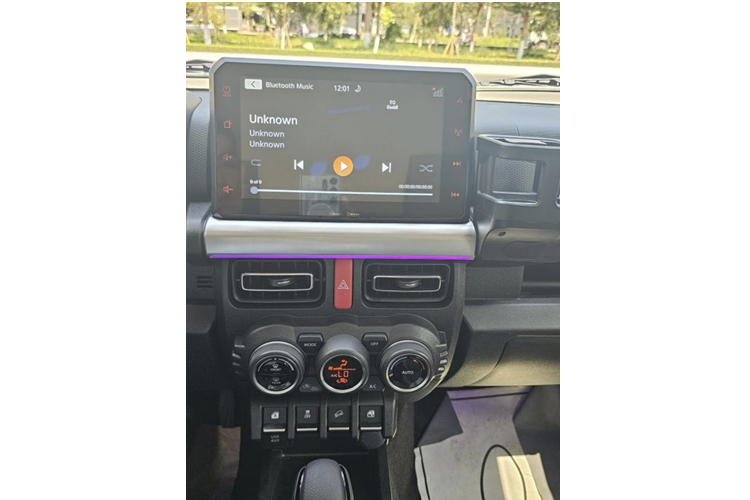 Đáng chú ý, Suzuki Jimny có lẽ là mẫu xe duy nhất trong phân khúc gầm cao cỡ nhỏ được trang bị hệ dẫn động hai cầu, khóa vi sai, nhiều chế độ gài cầu và đi kèm hộp số sàn 5 cấp hoặc hộp số tự động 4 cấp.