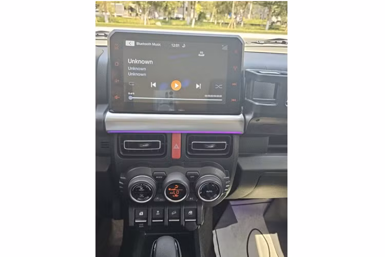 Đáng chú ý, Suzuki Jimny có lẽ là mẫu xe duy nhất trong phân khúc gầm cao cỡ nhỏ được trang bị hệ dẫn động hai cầu, khóa vi sai, nhiều chế độ gài cầu và đi kèm hộp số sàn 5 cấp hoặc hộp số tự động 4 cấp.