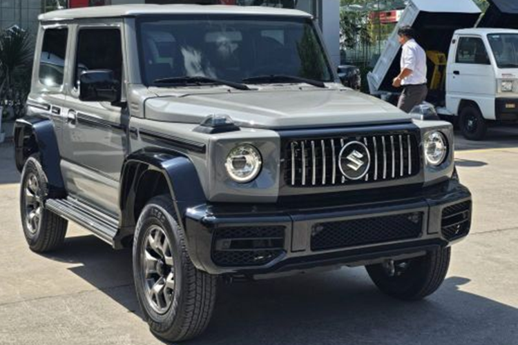 Mới đây, một số đại lý ở phía Nam đã chào bán chiếc Suzuki Jimny độ Mercedes-AMG G63G. Theo đó, xe có giá 999 triệu đồng, cao hơn 200 triệu so với giá dự kiến của Suzuki Jimny 3 cửa. Khách hàng mua Jimny bản độ này có thể nhận xe trước Tết Nguyên đán.