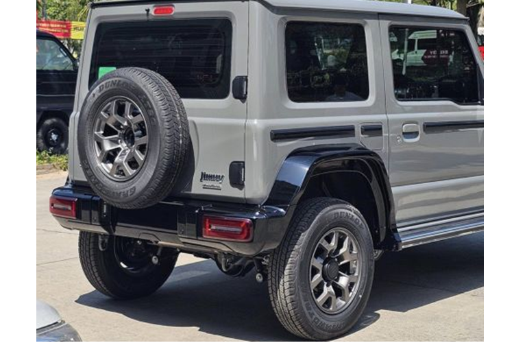 Suzuki Jimny nguyên bản được nhập về Việt Nam hiện chỉ có cấu hình 3 cửa. Xe sở hữu kích thước tổng thể dài x rộng x cao của xe lần lượt là 3.645 x 1.645 x 1.720 mm, chiều dài cơ sở là 2.250 mm.