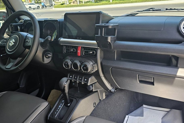 Xe vẫn có: vô lăng bọc da tích hợp phím chức năng, bảng đồng hồ analogue với màn hình đa thông tin ở giữa, màn hình cảm ứng trung tâm 7 inch có kết nối Apple CarPlay/Android Auto, ghế trước chỉnh tay 6 hướng, ghế phụ chỉnh tay 4 hướng, điều hòa tự động một vùng…