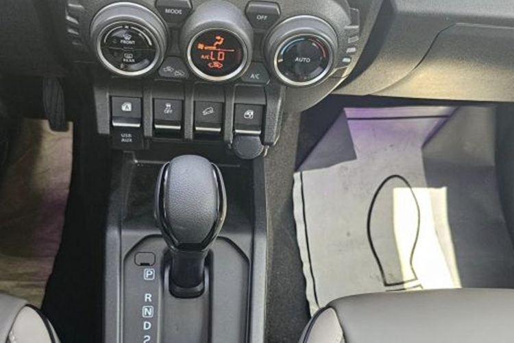 Cung cấp sức mạnh cho chiếc Suzuki Jimny bản độ Mercedes-AMG G63 này sẽ vẫn là động cơ xăng hút khí tự nhiên 1.5L 4 xi-lanh cho ra công suất tối đa 101 mã lực và 130 Nm mô-men xoắn.