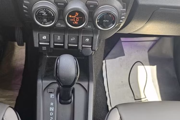 Cung cấp sức mạnh cho chiếc Suzuki Jimny bản độ Mercedes-AMG G63 này sẽ vẫn là động cơ xăng hút khí tự nhiên 1.5L 4 xi-lanh cho ra công suất tối đa 101 mã lực và 130 Nm mô-men xoắn.