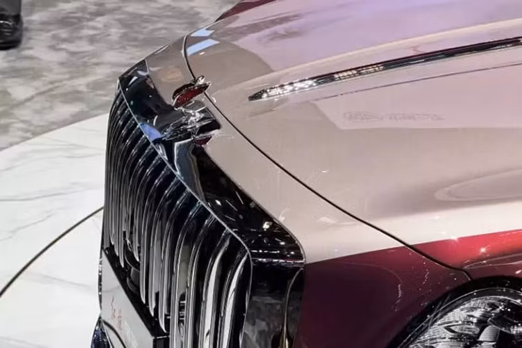 Điều đáng nói là đèn pha sử dụng công nghệ DLP (xử lý ánh sáng kỹ thuật số), giúp đèn pha tối đa hóa ánh sáng trên đường và hiển thị các ký hiệu sắc nét để thực hiện các chức năng như làm nổi bật khi người đi bộ băng qua đường và làm mờ biển báo đường.