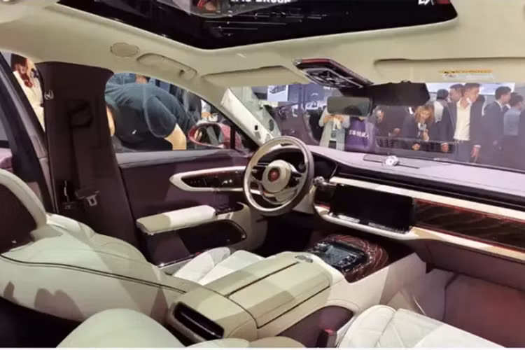 Hongqi Guoya có kích thước 5353/1998/1511 mm, chiều dài cơ sở là 3260 mm. Nó có sẵn trong các mẫu xe 4 chỗ và 5 chỗ; và chạy trên vành 19 inch hoặc 20 inch. Nhìn từ bên hông, xe có khoảng sáng gầm xe thấp, kết hợp với thân xe hai màu trắng-đỏ và bộ vành nan hoa dày đặc.