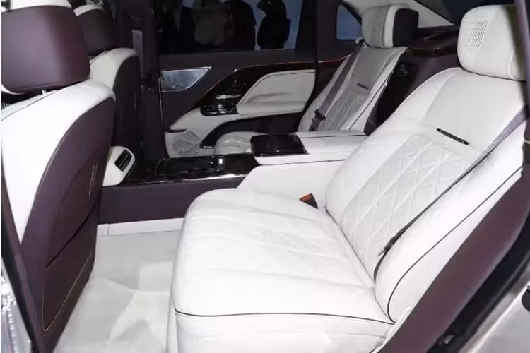 Đến với nội thất, khoang lái có bố cục đối xứng, trang bị bảng đồng hồ full LCD và màn hình điều khiển trung tâm treo lớn. Vô lăng được gắn logo Golden Sunflower mang tính biểu tượng của Hongqi.