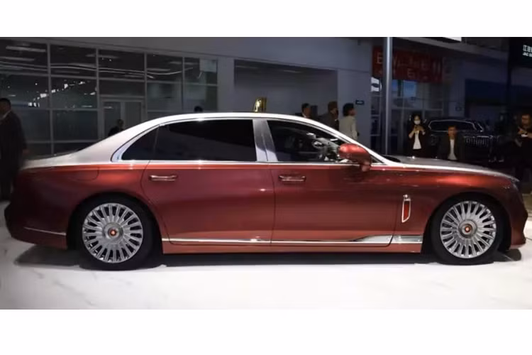 Hongqi Guoya dựa trên ngôn ngữ thiết kế xe hơi L-Concept. Mặt trước của xe sử dụng lưới tản nhiệt lớn hình thác nước thẳng được trang trí bằng chất liệu crom trong khi đèn pha tròn hai bên mang lại cảm giác cổ điển. Logo Hongqi ở trung tâm có thể thu vào.