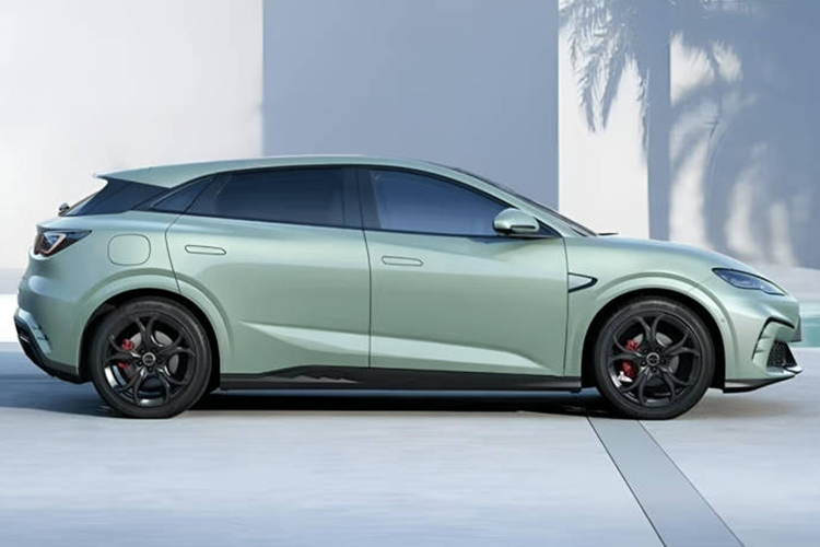 Ngôn ngữ thiết kế của Seal 06 GT nổi bật với sự kết hợp hài hòa giữa nét thanh lịch và phong cách thể thao năng động, những điểm đặc trưng của dòng Ocean Series. Xe gây ấn tượng với nắp ca-pô được chạm khắc tỉ mỉ, lưới tản nhiệt dưới khỏe khoắn tích hợp radar và thiết kế hông xe mượt mà. 