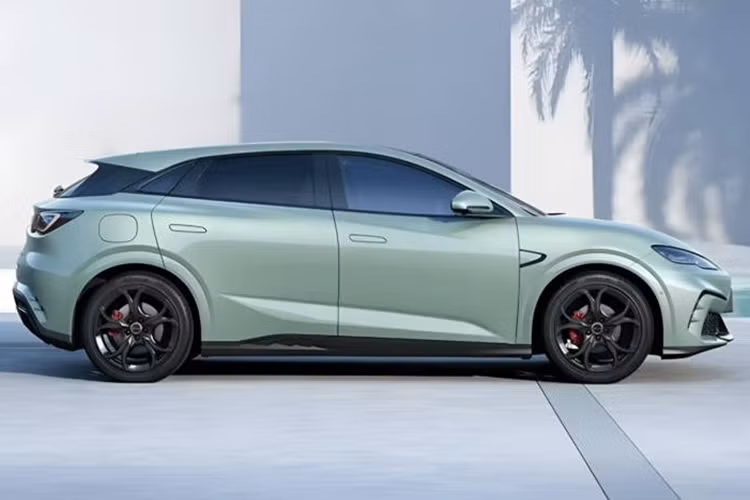 Ngôn ngữ thiết kế của Seal 06 GT nổi bật với sự kết hợp hài hòa giữa nét thanh lịch và phong cách thể thao năng động, những điểm đặc trưng của dòng Ocean Series. Xe gây ấn tượng với nắp ca-pô được chạm khắc tỉ mỉ, lưới tản nhiệt dưới khỏe khoắn tích hợp radar và thiết kế hông xe mượt mà. 