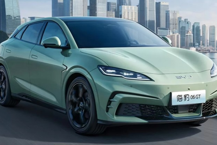 Pin Blade dùng cho BYD Seal 06 GT là loại LFP với 2 mức dung lượng 59,52 kWh và 72,96 kWh. Tùy theo cấu hình mô-tơ và dung lượng pin được trang bị mà BYD Seal 06 GT có thể đi được khoảng từ 505 km hoặc nhiều nhất lên đến 605 km trong một lần sạc đầy pin, đo lường theo tiêu chuẩn CLTC. 