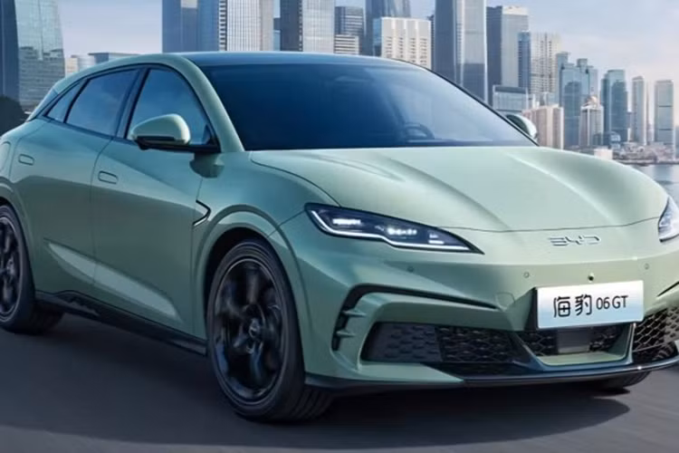 Pin Blade dùng cho BYD Seal 06 GT là loại LFP với 2 mức dung lượng 59,52 kWh và 72,96 kWh. Tùy theo cấu hình mô-tơ và dung lượng pin được trang bị mà BYD Seal 06 GT có thể đi được khoảng từ 505 km hoặc nhiều nhất lên đến 605 km trong một lần sạc đầy pin, đo lường theo tiêu chuẩn CLTC. 