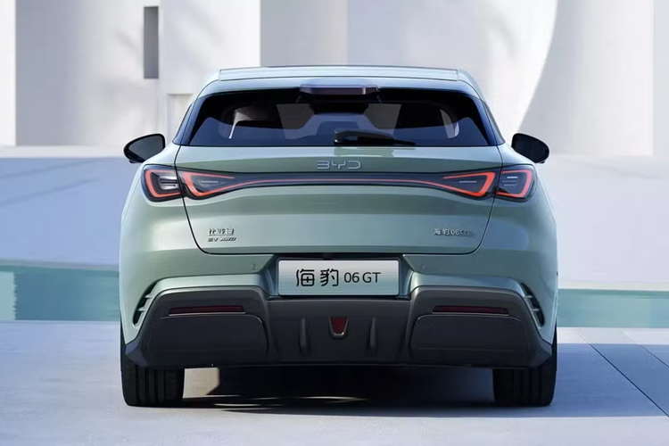 Dự kiến mức giá xe BYD Seal 06 GT tại thị trường Trung Quốc dao động trong khoảng từ 150.000 – 200.000 nhân dân tệ (tương đương 526 – 702 triệu đồng). Xe được kỳ vọng sẽ chinh phục nhóm khách hàng trẻ tuổi với công nghệ tiên tiến và thiết kế thời trang. Các thị trường quốc tế sẽ được đón nhận mẫu xe này vào đầu năm 2025. 