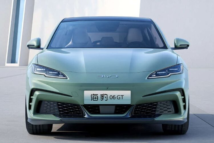 Trong khi đó, cấu hình mô-tơ kép bao gồm mô-tơ mạnh 200 kW (268 mã lực) đặt ở cầu sau và mô-tơ mạnh 110 kW (147 mã lực) đặt tại cầu trước, có khả năng sản sinh tổng công suất 310 kW (415 mã lực), cho phép xe tăng tốc từ 0-100 km/h chỉ trong 4,9 giây. 