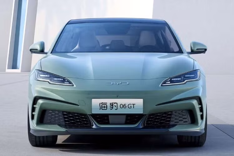 Trong khi đó, cấu hình mô-tơ kép bao gồm mô-tơ mạnh 200 kW (268 mã lực) đặt ở cầu sau và mô-tơ mạnh 110 kW (147 mã lực) đặt tại cầu trước, có khả năng sản sinh tổng công suất 310 kW (415 mã lực), cho phép xe tăng tốc từ 0-100 km/h chỉ trong 4,9 giây. 