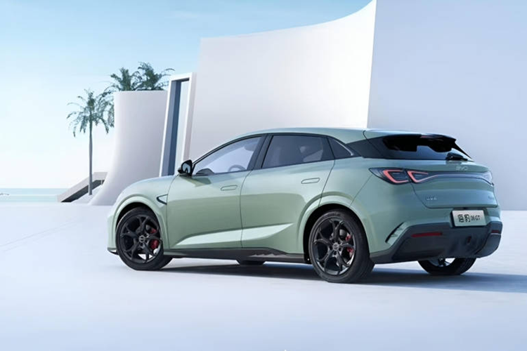 Xe được trang bị màn hình cảm ứng trung tâm 15,6 đặt nổi, bảng đồng hồ kỹ thuật số LCD 10,25 inch và màn hình hiển thị trên kính lái HUD 12 inch. Xe còn được trang bị các tiện ích hiện đại như sạc không dây, hệ điều hành DiLink 100 cao cấp, hỗ trợ điều khiển giọng nói toàn diện và quản lý xe với đồ họa 3D sống động. 