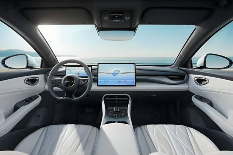 Phần đuôi xe được trang bị cụm đèn hậu có thiết kế trải rộng và bộ khuếch tán khí lớn giúp tăng vẻ thể thao. Bên trong, Seal 06 GT sở hữu một không gian nội thất hiện đại, đầy công nghệ với hai tùy chọn màu sắc là trắng vỏ sò hoặc xanh hoàng hôn. 