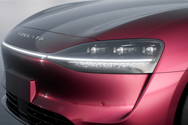 Trong khi đó, phiên bản cao cấp có 2 mô tơ điện, với mô tơ phía trước công suất 214 mã lực và phía sau là 308 mã lực. Huawei hé lộ mẫu sedan điện này sử dụng pin do CATL cung cấp nhưng chưa cho biết thông tin về dung lượng pin và tầm vận hành.