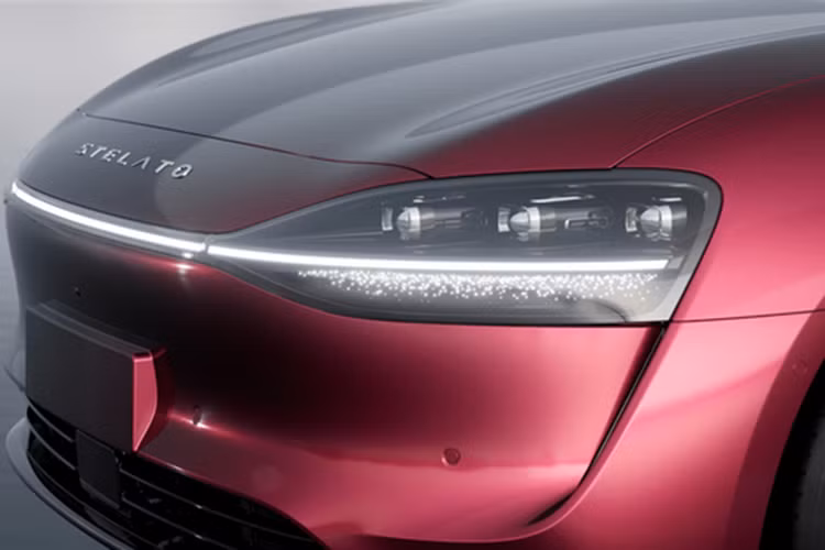 Trong khi đó, phiên bản cao cấp có 2 mô tơ điện, với mô tơ phía trước công suất 214 mã lực và phía sau là 308 mã lực. Huawei hé lộ mẫu sedan điện này sử dụng pin do CATL cung cấp nhưng chưa cho biết thông tin về dung lượng pin và tầm vận hành.