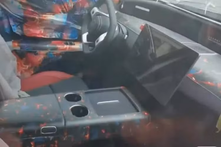 Mẫu crossover Avatr 07 tuân theo ngôn ngữ thiết kế Avatr 2.0. Phần đầu xe của xe vẫn giống với Avatr 12 hatchback nhờ đèn LED chạy hai lớp và đèn pha tích hợp vào cản trước. Avatr 07 còn có lưới tản nhiệt chủ động với dòng chữ Avatr. Chiếc SUV này còn có cảm biến LiDAR trên nóc xe.