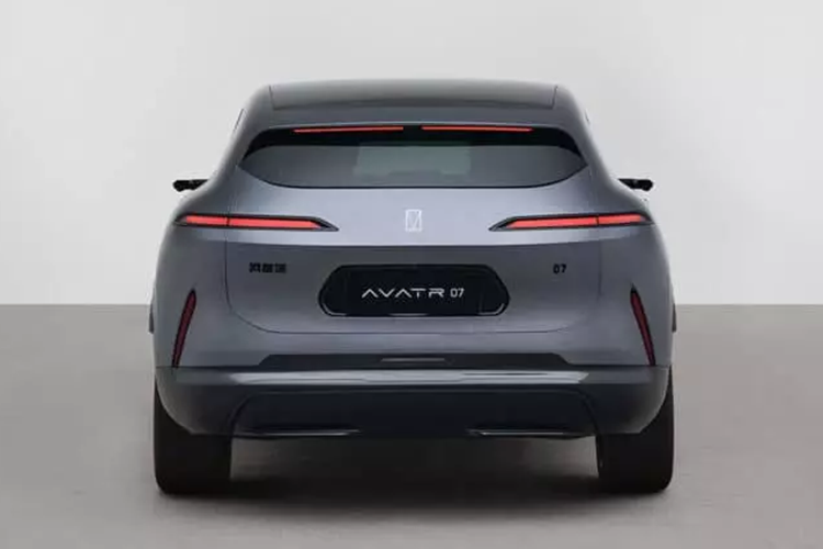 Đây là chiếc xe nhỏ nhất trong dòng xe điện Avatr. Tuy nhiên, nó vẫn lớn hơn Model Y. Chính xác là nó dài hơn 75 mm, rộng hơn 59 mm và thấp hơn 4 mm. Bên trong, Avatr 07 có 5 chỗ ngồi.