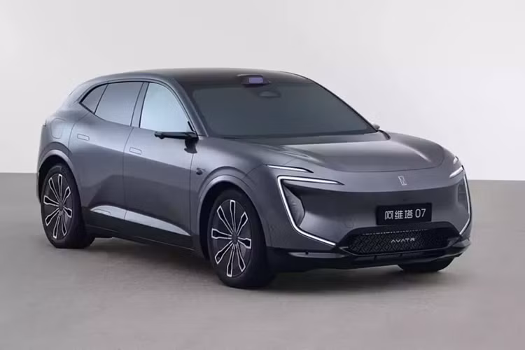 Mẫu SUV điện Avatr 07 sẽ gia nhập thị trường trong năm nay với mức giá từ 250.000 nhân dân tệ đến 350.000 nhân dân tệ (34.600 – 48.400 USD), tương đương 818 triệu đồng đến 1,15 tỷ đồng. Hiện tại, mẫu xe này chỉ có biến thể EREV, còn phiên bản chạy hoàn toàn bằng điện sẽ ra mắt sau này.