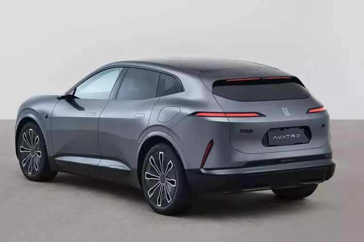 Nhìn từ phía sau, Avatr 07 sử dụng hai cụm đèn hậu mỏng và cánh lướt gió phía sau khá khiêm tốn. Kích thước của Avatr 07 là chiều dài 4.825 mm, chiều rộng 1.980 mm và chiều cao là 1.620 mm, cùng với đó là chiều dài cơ sở 2.940 mm.