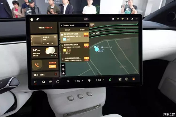 Về nội thất, khoang cabin của Changan E07 không được trang bị màn hình đồng hồ nằm sau vô lăng, nhưng lại được thay bằng màn hình HUD. Xe còn có màn hình điều khiển trung tâm cỡ lớn và màn hình giải trí dành cho ghế phụ có thể gập lại. Vô lăng cũng được thiết kế khá mới mẻ, khác hẳn với các loại vô lăng truyền thống.