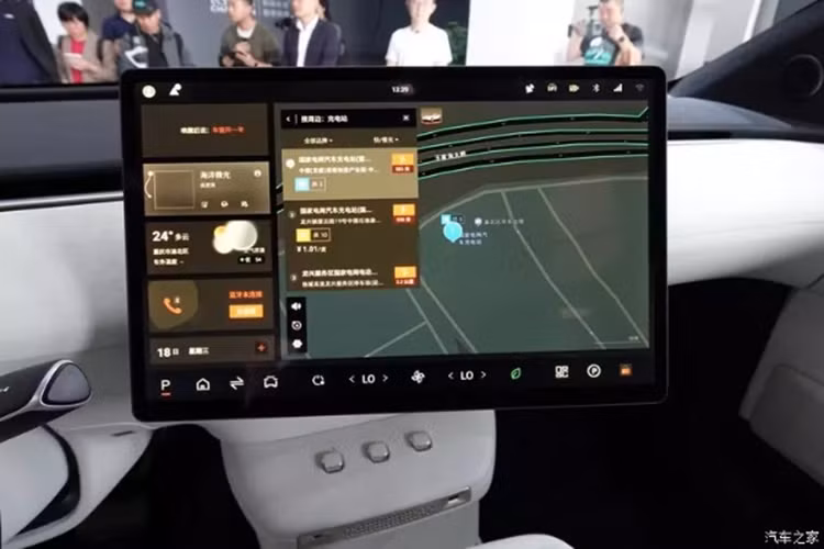 Về nội thất, khoang cabin của Changan E07 không được trang bị màn hình đồng hồ nằm sau vô lăng, nhưng lại được thay bằng màn hình HUD. Xe còn có màn hình điều khiển trung tâm cỡ lớn và màn hình giải trí dành cho ghế phụ có thể gập lại. Vô lăng cũng được thiết kế khá mới mẻ, khác hẳn với các loại vô lăng truyền thống.