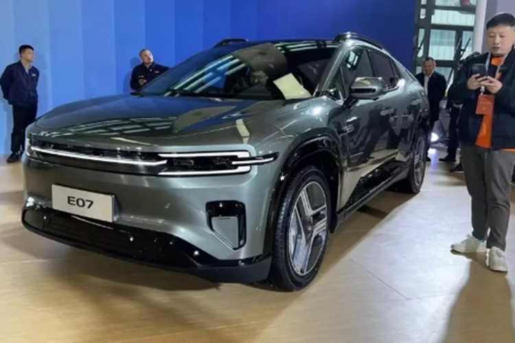 Changan Qiyuan E07 của Trung Quốc sở hữu kích thước dài x rộng x cao lần lượt là 5045 x 1996 x 1640 mm, chiều dài cơ sở 3120 mm. Qiyuan E07 mang dáng dấp đồ sộ, với đường mui dốc xuống và giá nóc khá dày. Ngoại hình của xe khá tương đồng với mẫu xe ý tưởng CD701.