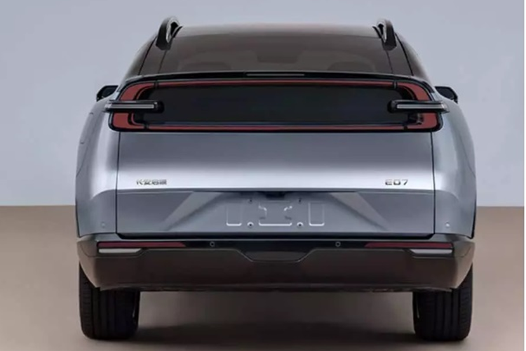 Tốc độ tối đa lên tới 210 km/h. Mẫu SUV “lai” bán tải này được trang bị lidar và camera. Điều này đồng nghĩa với việc xe có thể sẽ được trang bị khả năng hỗ trợ lái xe tiên tiến (ADAS). Hiện mức giá xe Changan Qiyuan E07 2024 vẫn chưa được công bố.