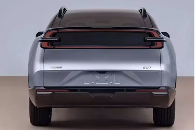 Tốc độ tối đa lên tới 210 km/h. Mẫu SUV “lai” bán tải này được trang bị lidar và camera. Điều này đồng nghĩa với việc xe có thể sẽ được trang bị khả năng hỗ trợ lái xe tiên tiến (ADAS). Hiện mức giá xe Changan Qiyuan E07 2024 vẫn chưa được công bố.