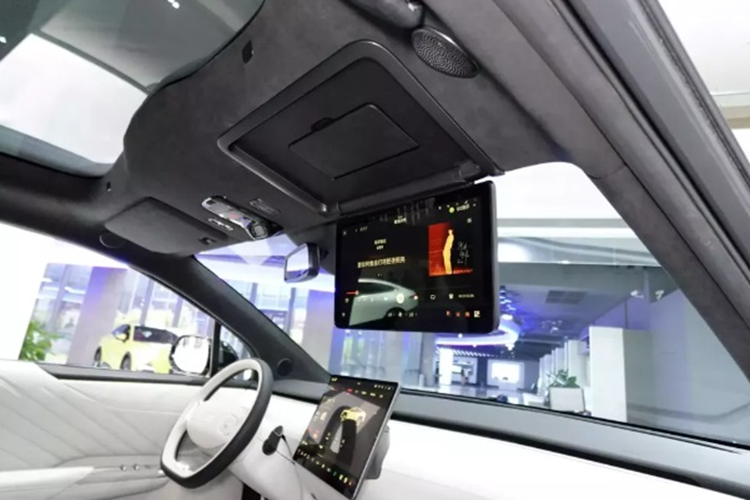 Đầu xe nổi bật với lưới tản nhiệt khép kín đi cùng bộ đèn pha LED hình chữ C. Đèn hậu có dạng hình tròn ở phía sau. Cả phía trước và phía sau xe đều có màn hình kỹ thuật số hiển thị các thông tin như tên xe và thông tin về pin.