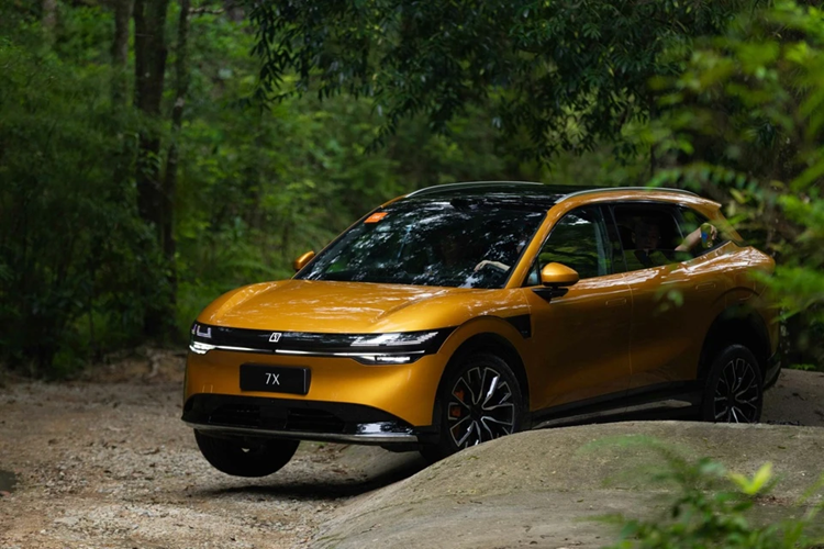 Xe được trang bị bộ pin 75 kWh do chính Zeekr sản suất có khả năng sạc đầy từ 10 lên 80% pin trong 10,5 phút. Thời gian tăng tốc 0-100 km/h là 5,8 giây với phạm vi hoạt động 605 km/lần sạc.