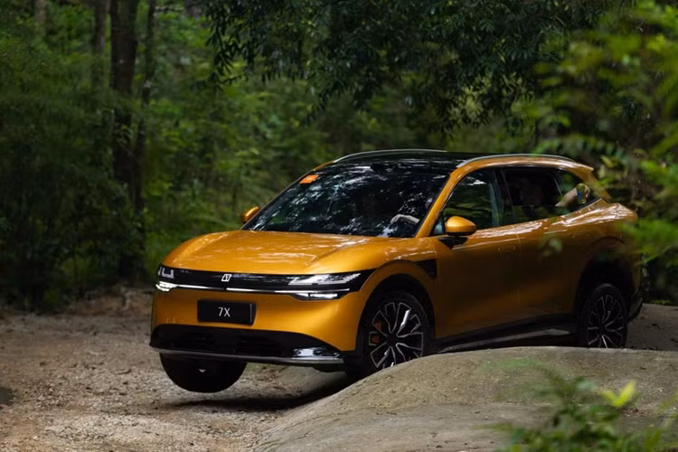 Xe được trang bị bộ pin 75 kWh do chính Zeekr sản suất có khả năng sạc đầy từ 10 lên 80% pin trong 10,5 phút. Thời gian tăng tốc 0-100 km/h là 5,8 giây với phạm vi hoạt động 605 km/lần sạc.