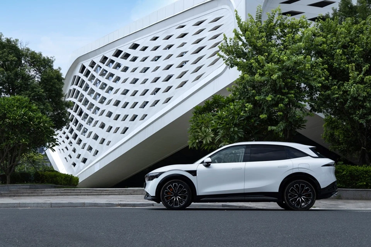 Mẫu xe SUV điện Zeekr 7X 2024 mới của Trung Quốc có kích thước dài x rộng x cao lần lượt là 4.825 x 1.930 x 2.925 mm, chiều dài cơ sở 2.925 mm.