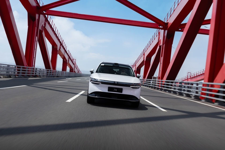 Nhìn từ bên ngoài, 7X được thiết kế theo phong cách tối giản, không quá cầu kỳ như những ôtô Trung Quốc khác. Theo CarnewsChina, Zeekr đã áp dụng ngôn ngữ thiết kế Hidden Energy lên mẫu SUV này, tinh chỉnh các chi tiết để phục vụ khách hàng tại thị trường quốc tế.