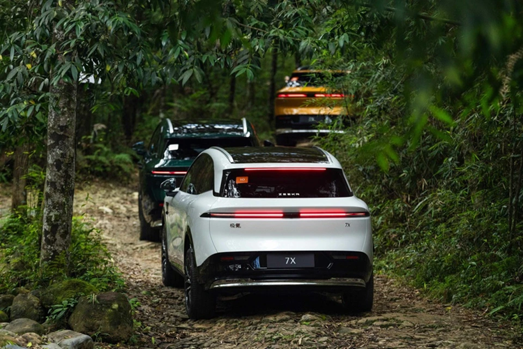 Đuôi xe được trang bị đèn hậu dạng thanh LED mỏng, mang đến cảm giác đồng nhất cho toàn bộ ngoại thất.